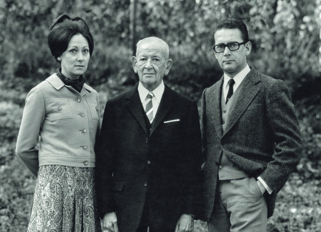 1966: A testvérek, Eva és Hans Peter édesapjukkal, a STIHL alapítójával, Andreas Stihl-lel. Balról jobbra: Eva Mayr-Stihl, Andreas Stihl, Hans Peter Stihl