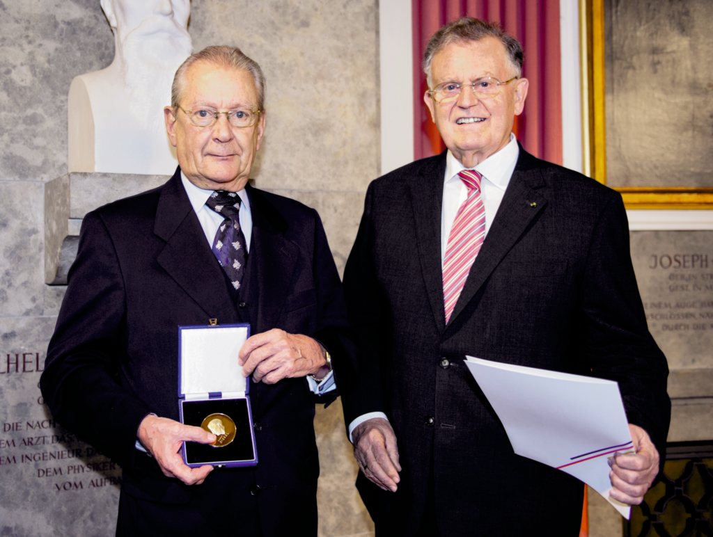 2012: Hans Peter Stihl Diesel-érmet vesz át a legsikeresebb innovációért a müncheni Deutsche Museumban. Balról jobbra: Hans Peter Stihl díjazott és Dr. h.c. Erwin Teufel laudátor.