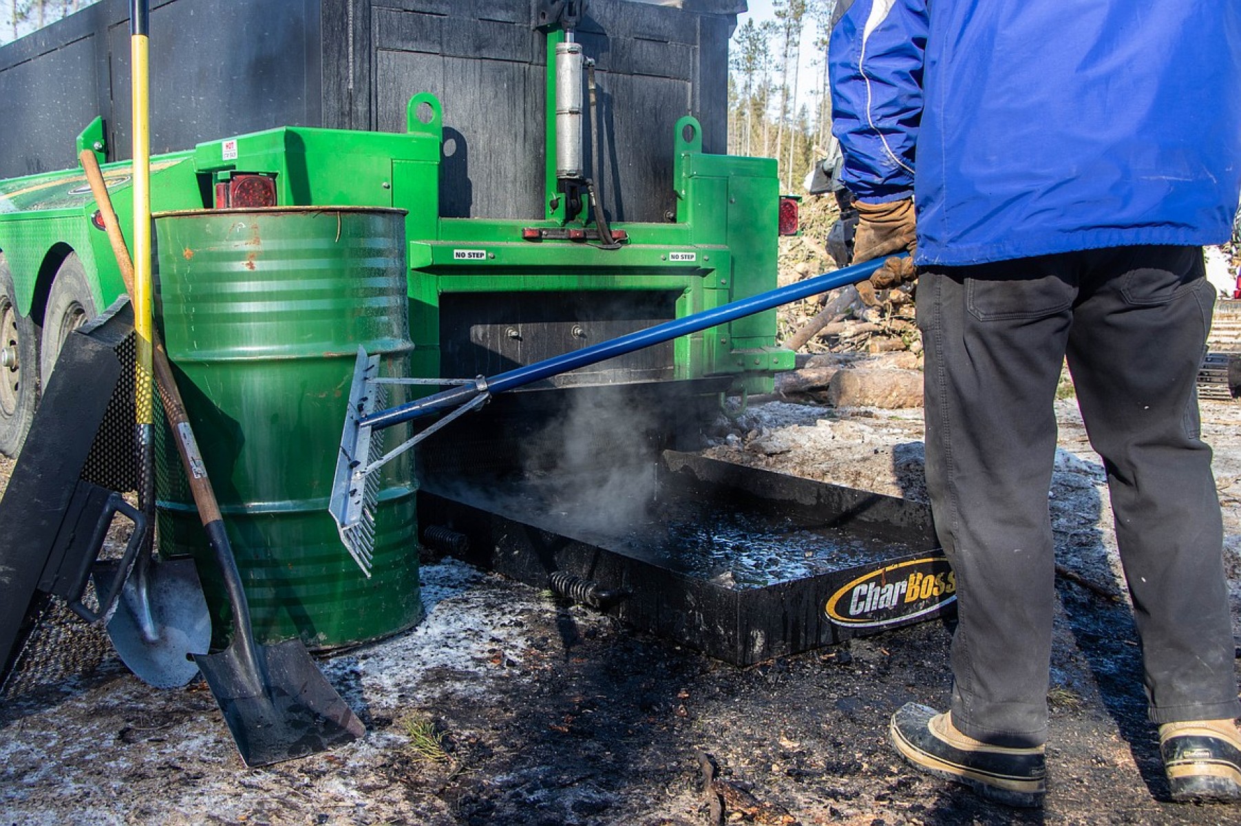 Az erdészeti gép, ami bioszenet állít elő a fakitermelésből visszamaradt hulladékokból