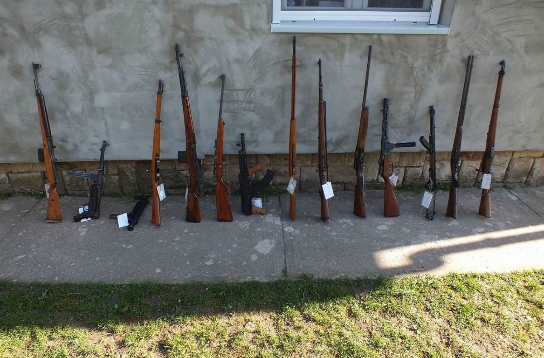 Illegális vadászathoz használt fegyvereket, vadhúst és trófeákat foglaltak le a rendőrök