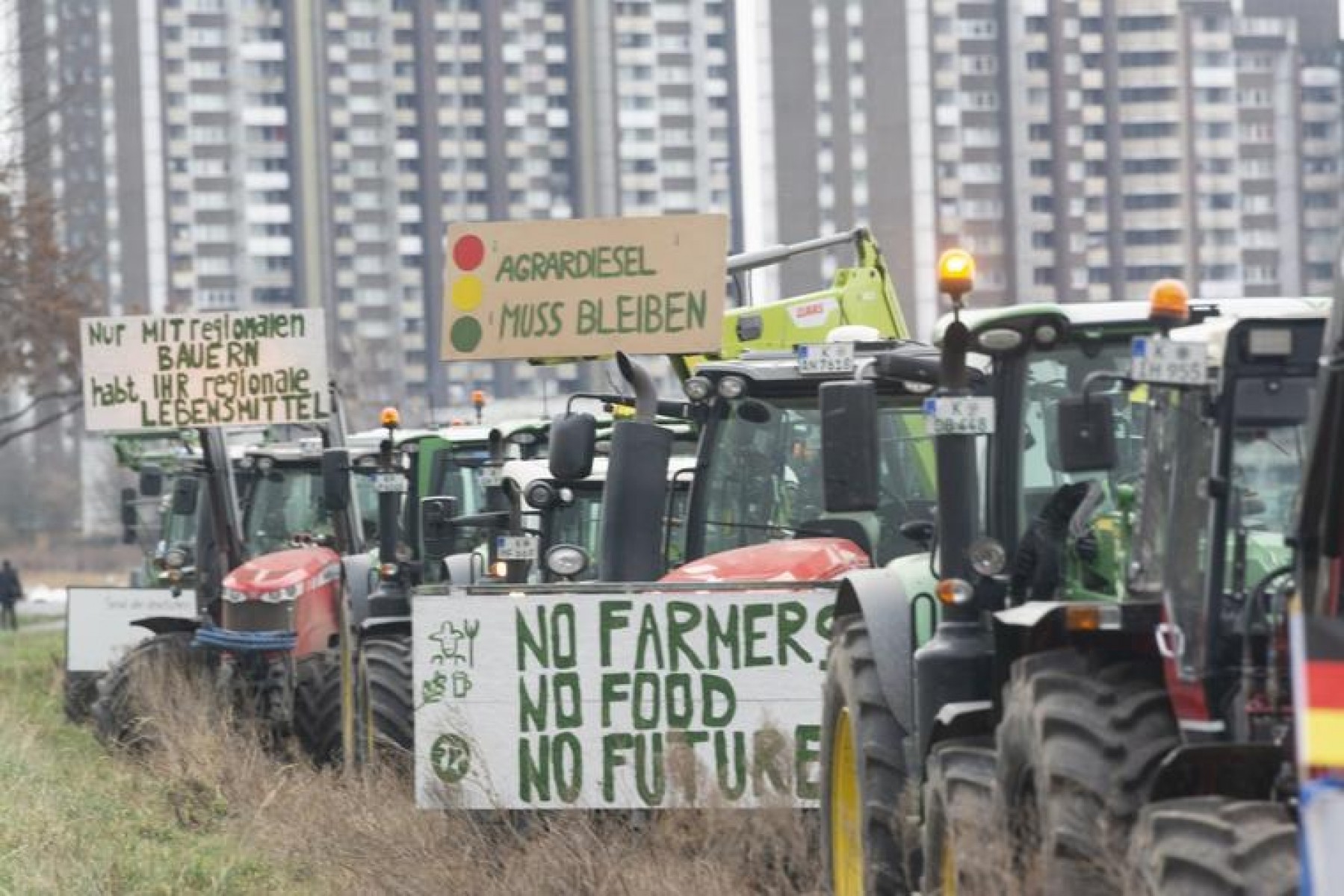 Erdészeti traktorokkal is tüntetnek a német gazdák
