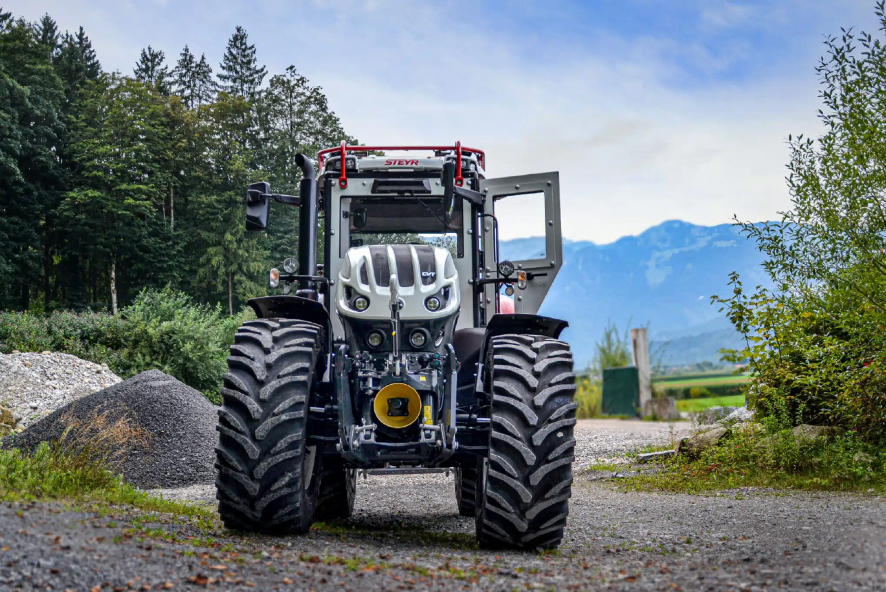 A páncélozott fülkéjű STEYR traktorok katonai környezetben is helytállhatnak