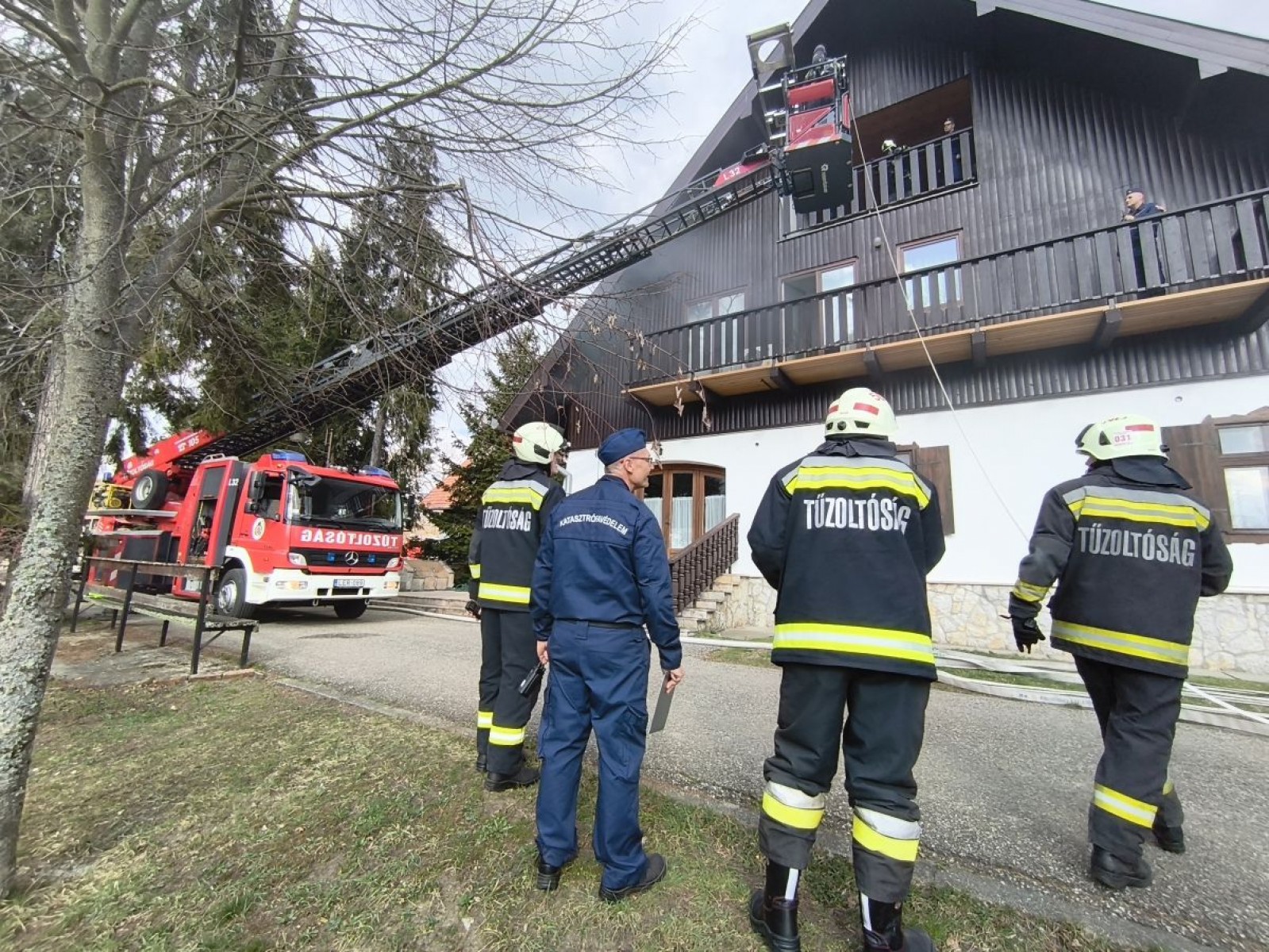 Tűzoltók lepték el a kaszói vadászházat