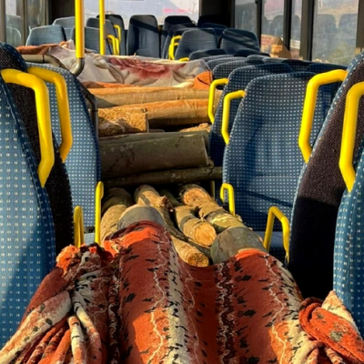 Ilyet még nem láttál: utasok helyett lopott tűzifa volt a buszban