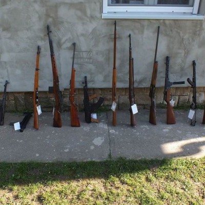 Illegális vadászathoz használt fegyvereket, vadhúst és trófeákat foglaltak le a rendőrök