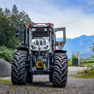 A páncélozott fülkéjű STEYR traktorok katonai környezetben is helytállhatnak